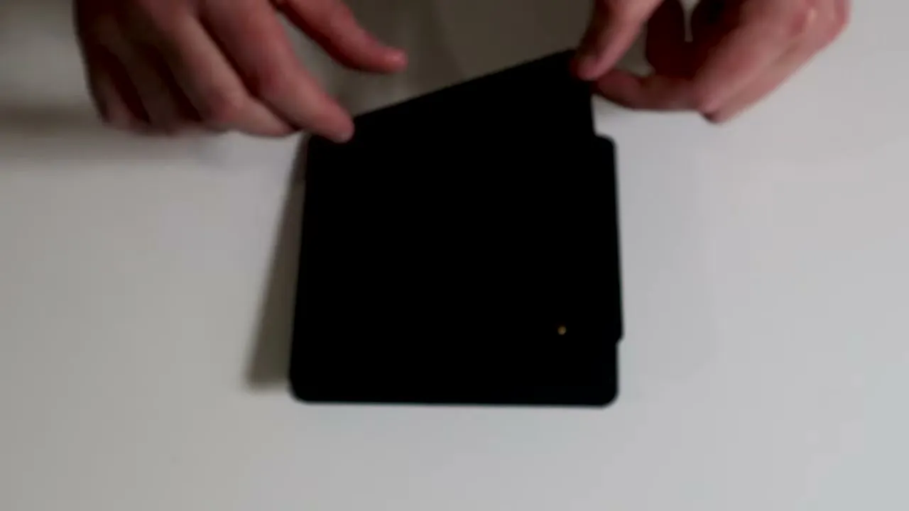 Présentation de la carte Revolut en or 24 carats de face