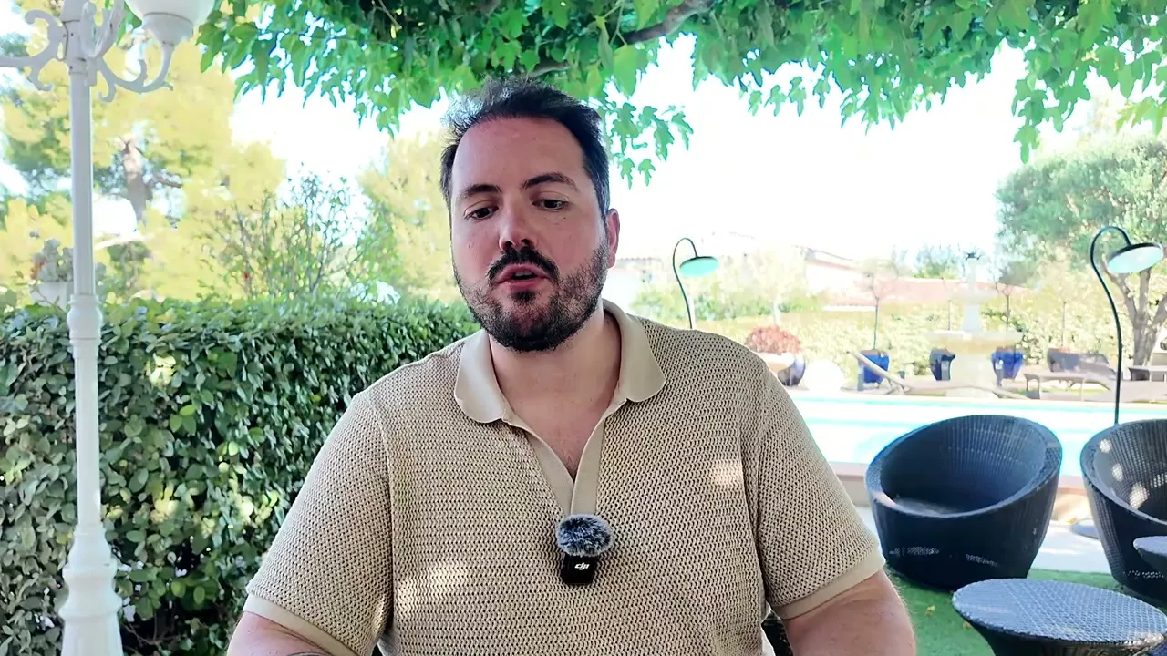 Retrait de roupies indonésiennes à un ATM à Bali