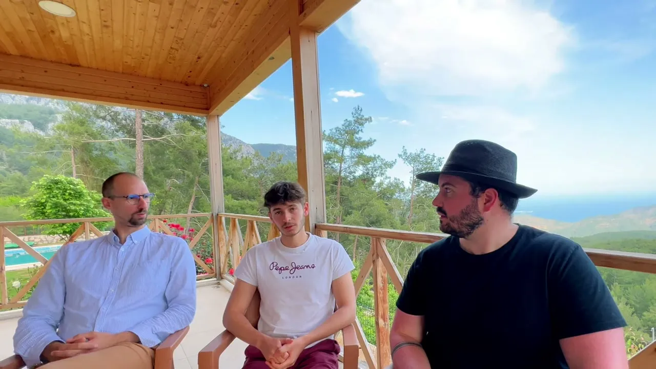 Discussion entre entrepreneurs sur les avantages du business en ligne