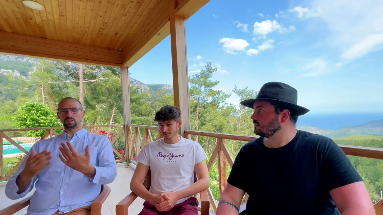 Entrepreneurs digitaux travaillant depuis la villa en Turquie